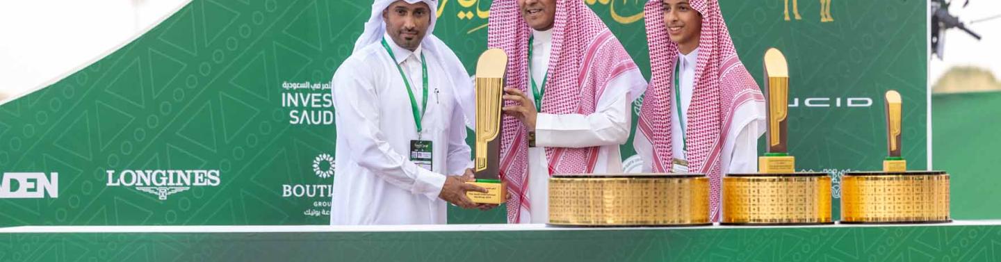 الرئيس التنفيذي للوطنية للإسكان يتوج الفائز بالشوط السعودي الدولي في كأس السعودية 2024​ ​